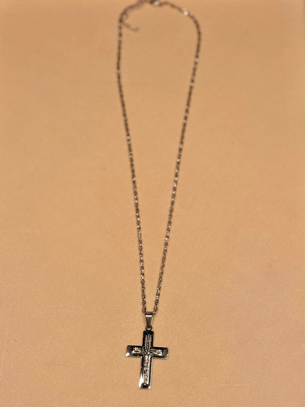 FORTITUDO — Zilveren Ketting met Gegraveerd Crucifix