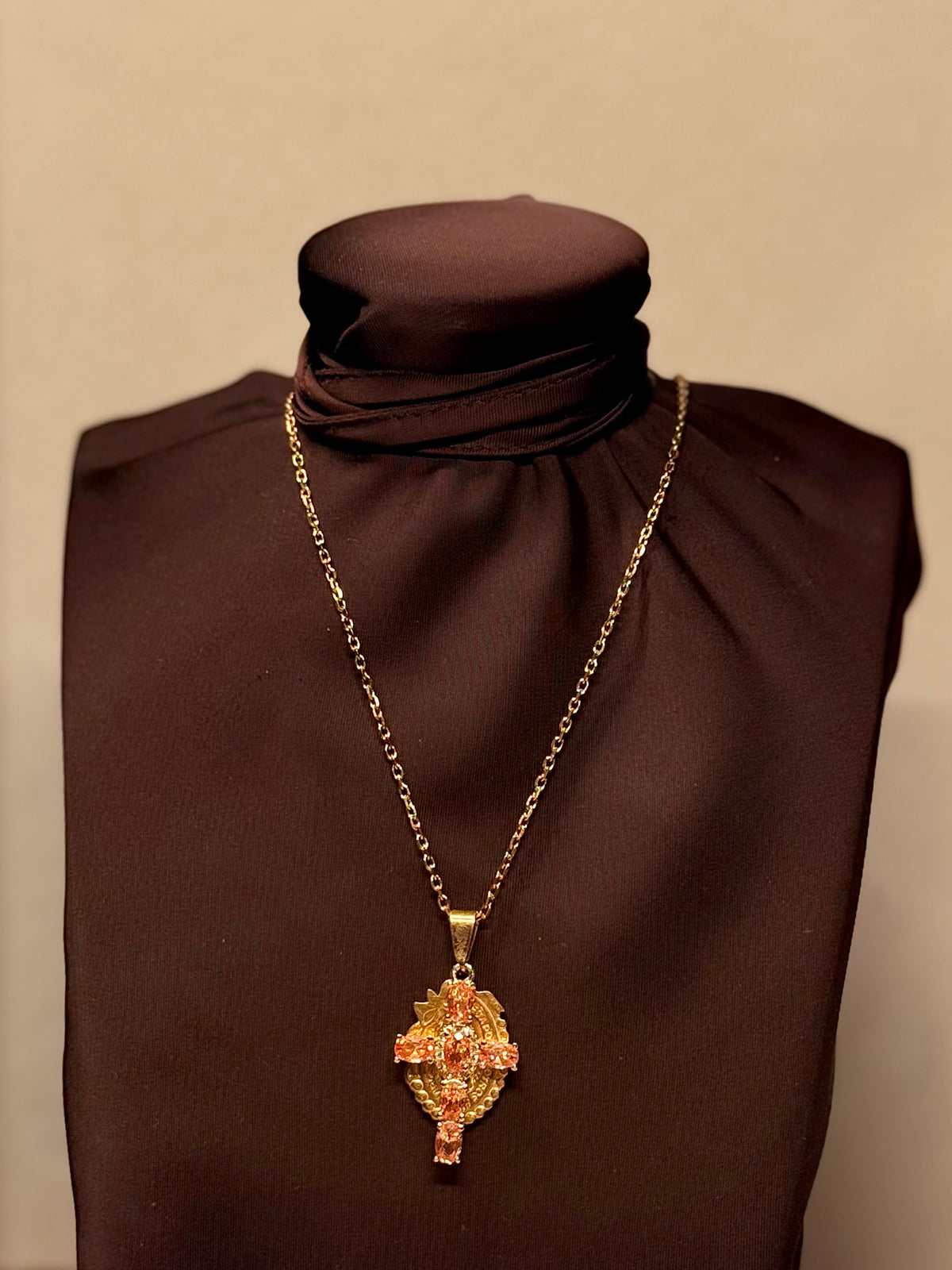 GLORIA — Gouden Ketting met Sierkruis & Champagnestenen