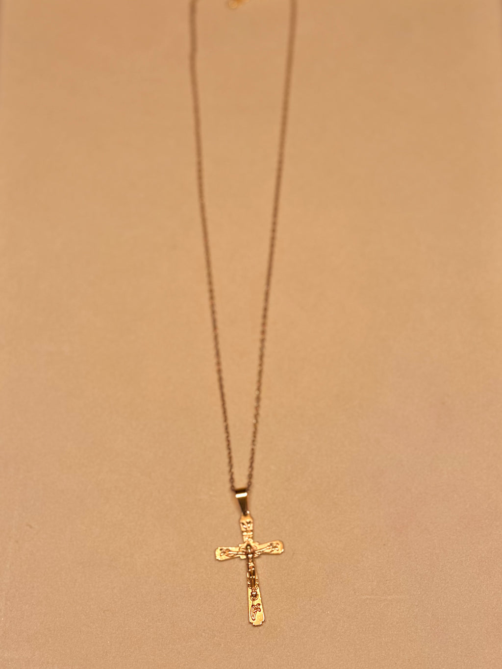 PASSIO — Gouden Ketting met Bewerkt Crucifix