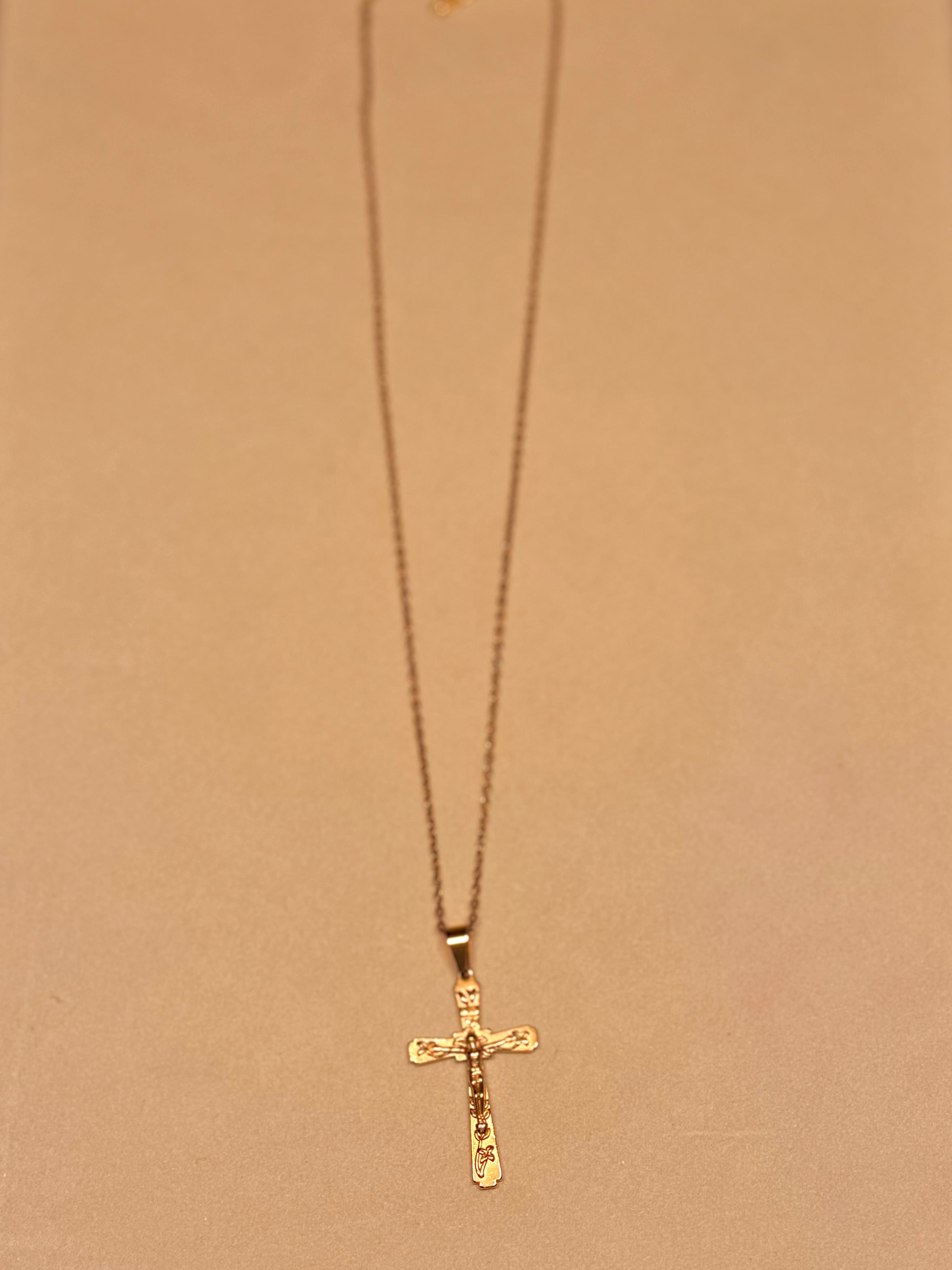 PASSIO — Gouden Ketting met Bewerkt Crucifix