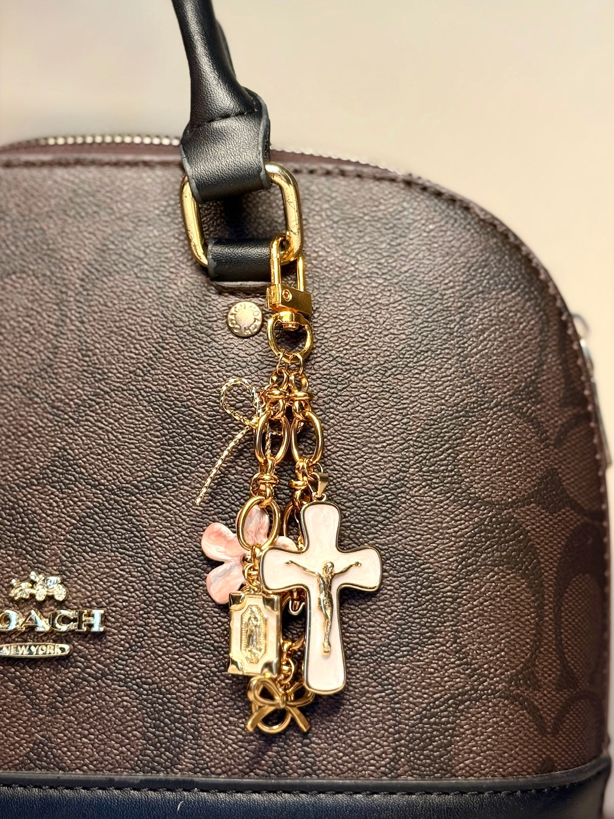 REGINA — Gouden Tassenketting met Crucifix & Medaillon