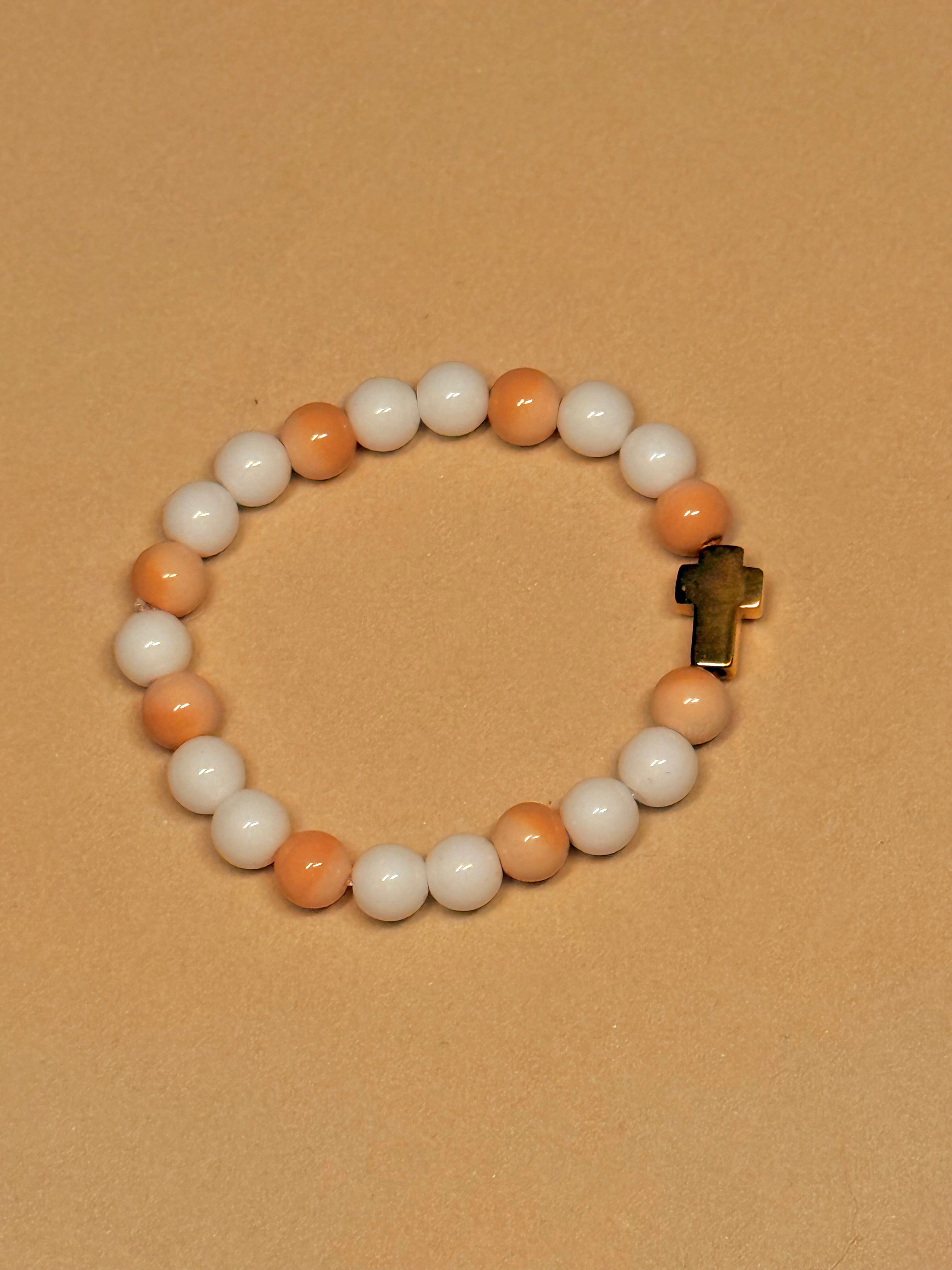 AURORA — Kralenarmband Perzik & Wit met Kruis
