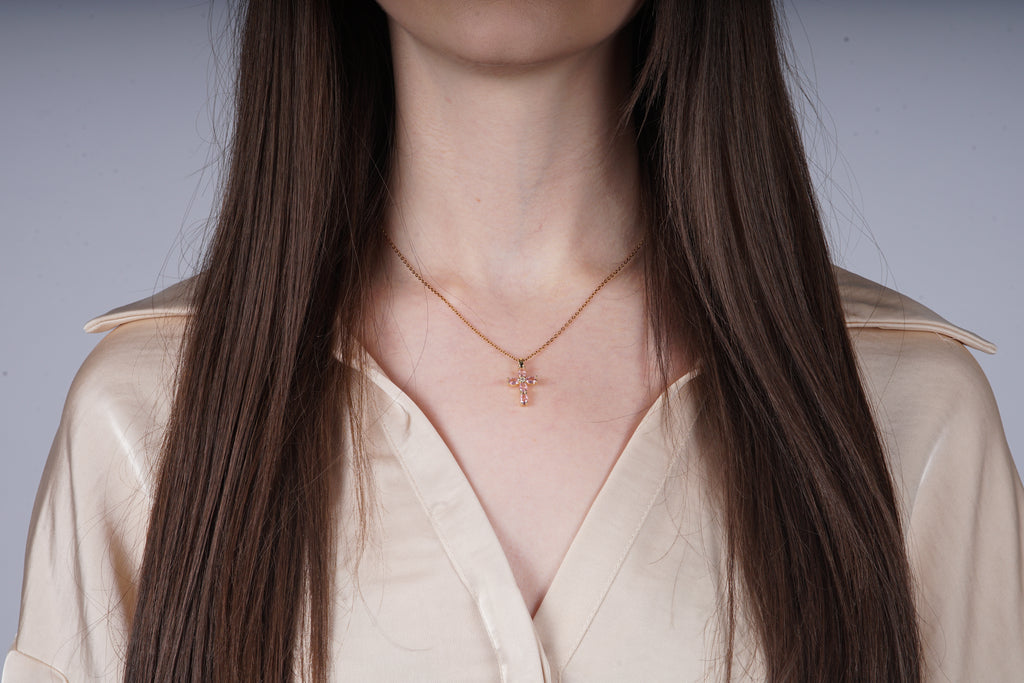 Gouden kruisketting met roze kristallen