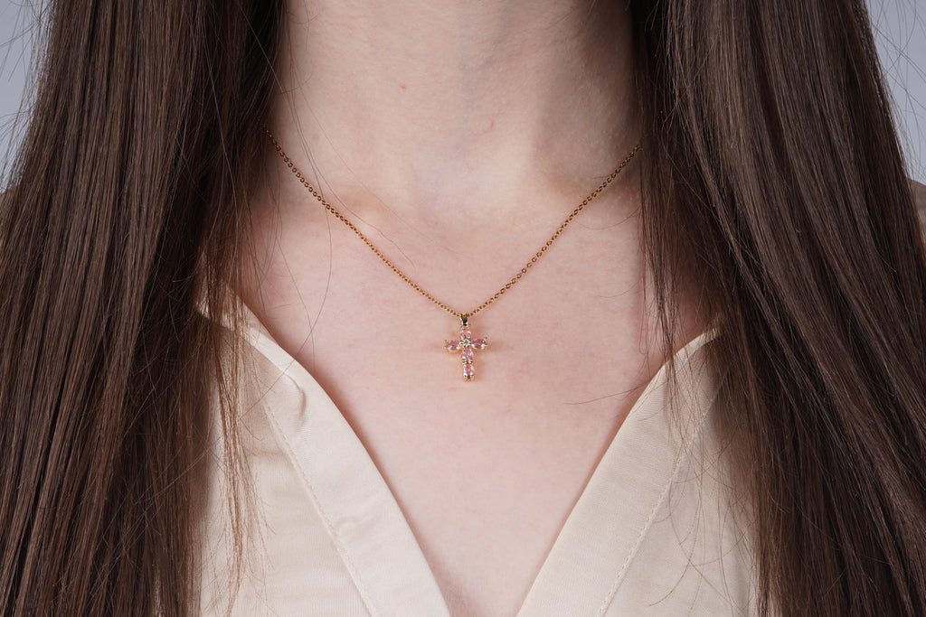 Gouden kruisketting met roze kristallen