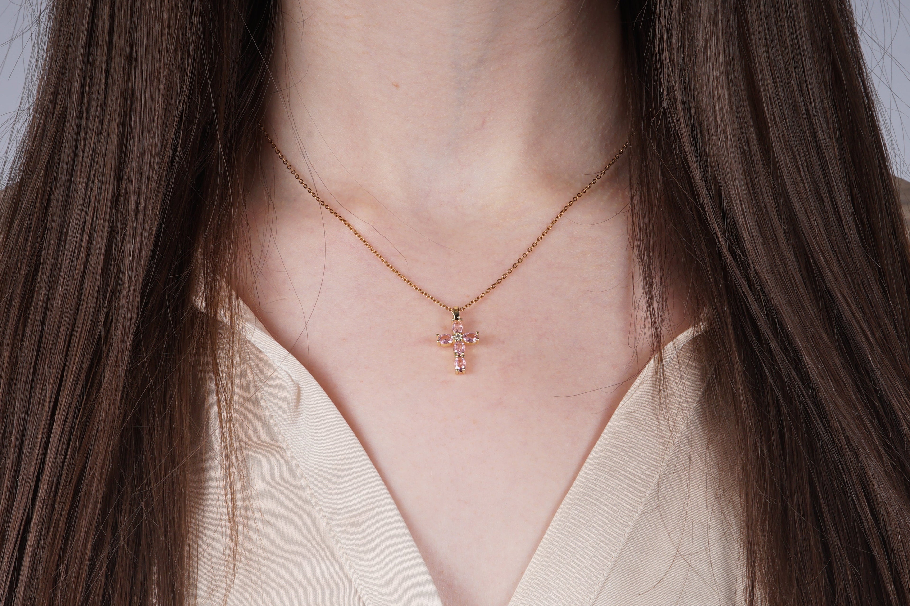 Gouden kruisketting met roze kristallen