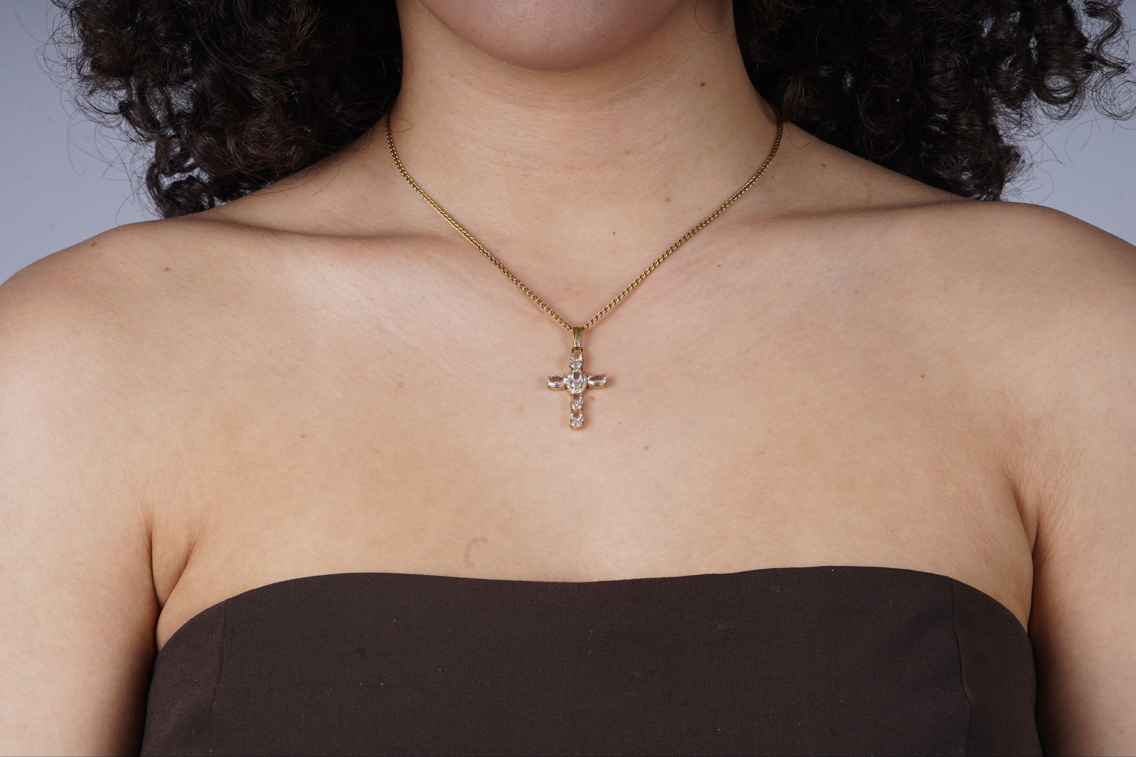 Gouden ketting met een kristallen kruis