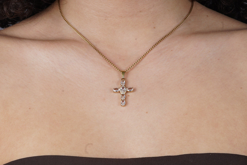 Gouden ketting met een kristallen kruis