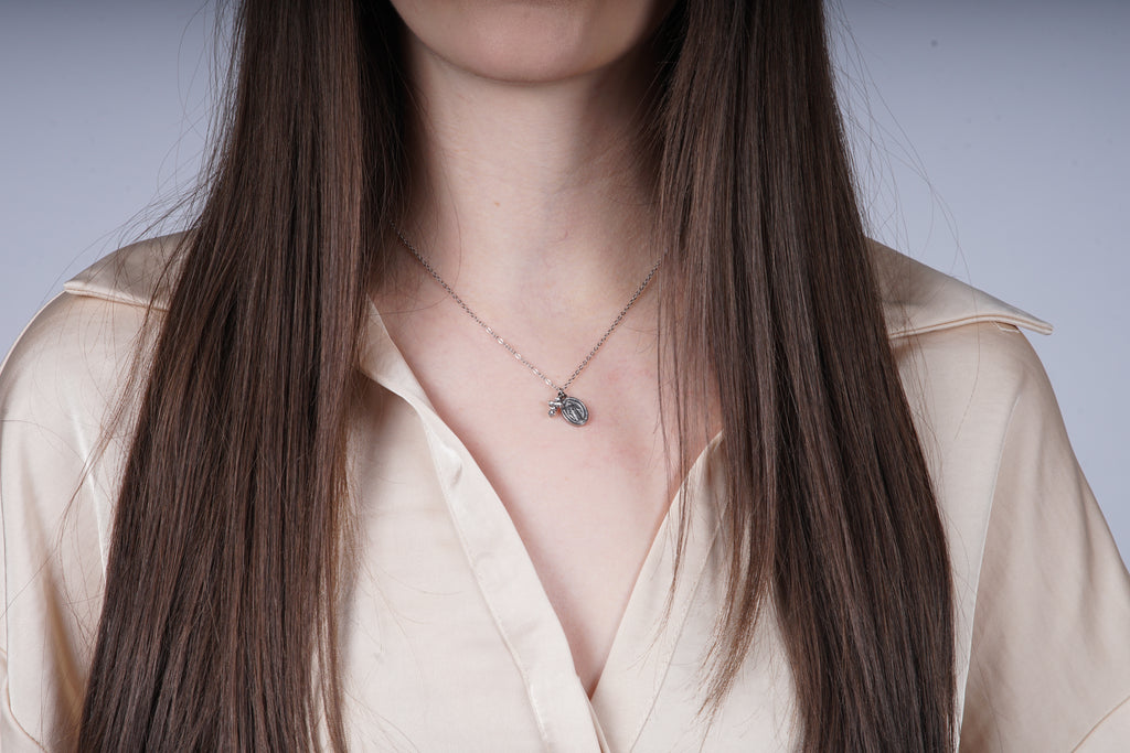Zilveren kruis ketting met een Vigin Maria bedel