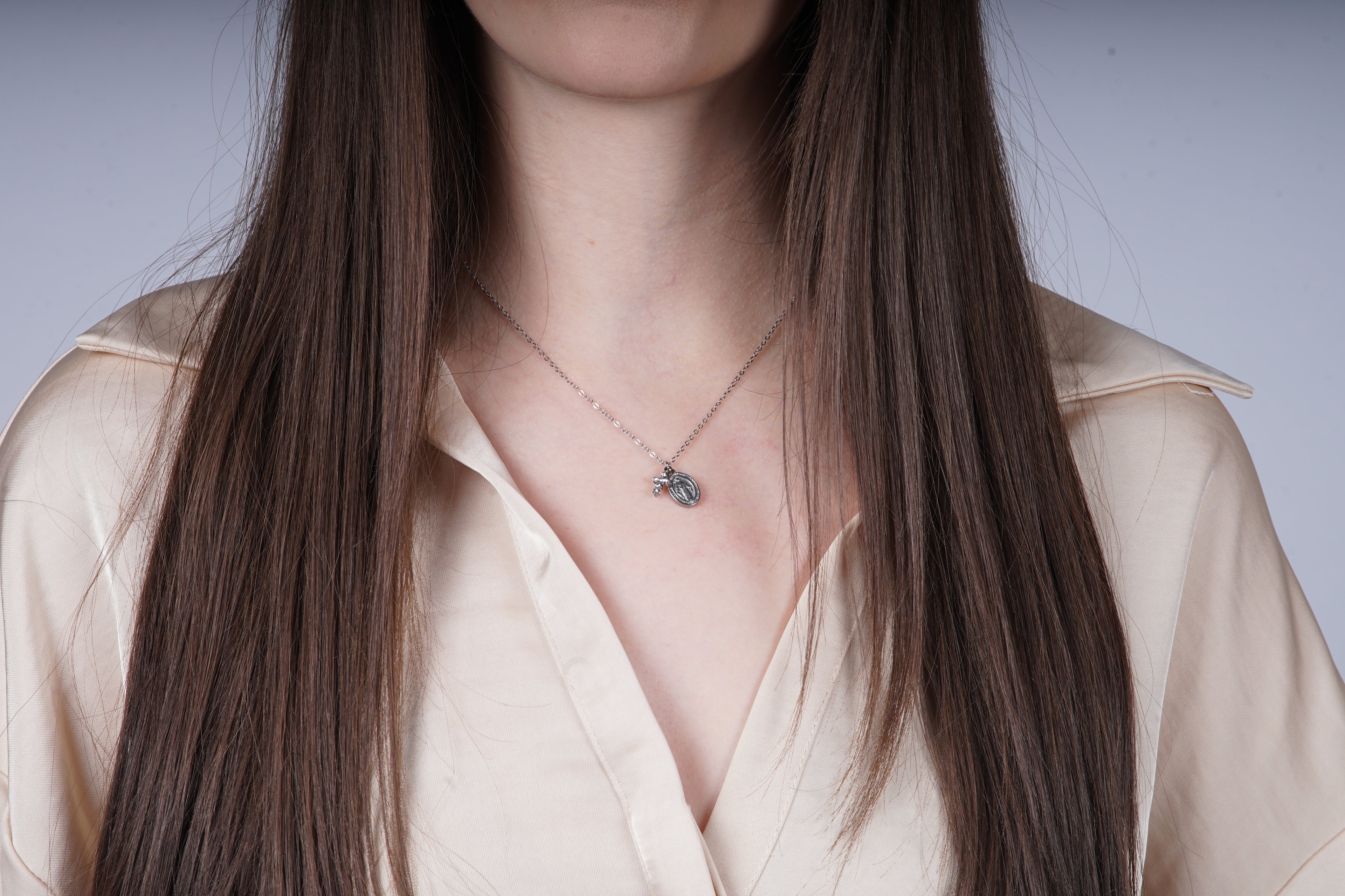 Zilveren kruis ketting met een Vigin Maria bedel