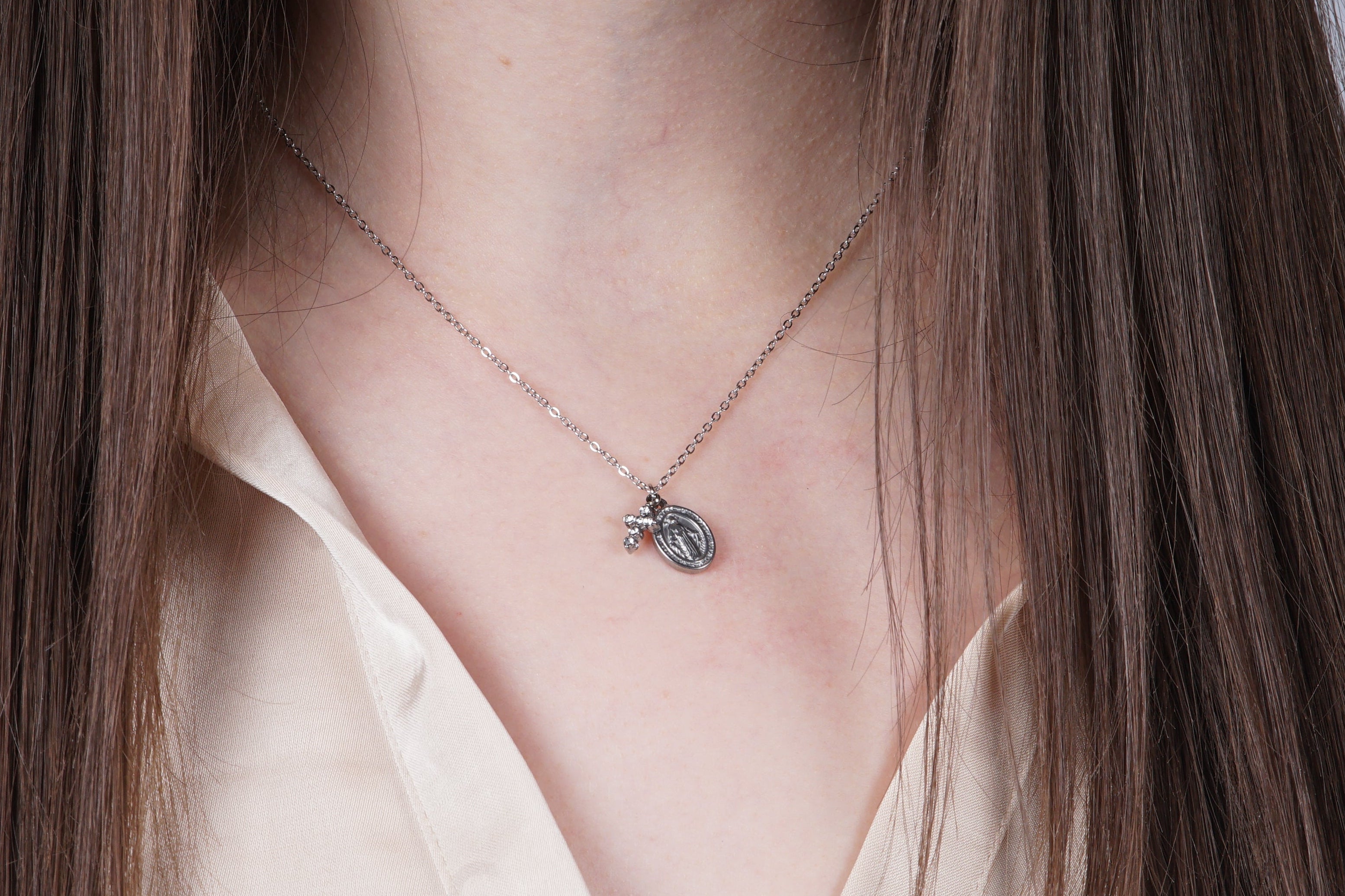 Zilveren kruis ketting met een Vigin Maria bedel