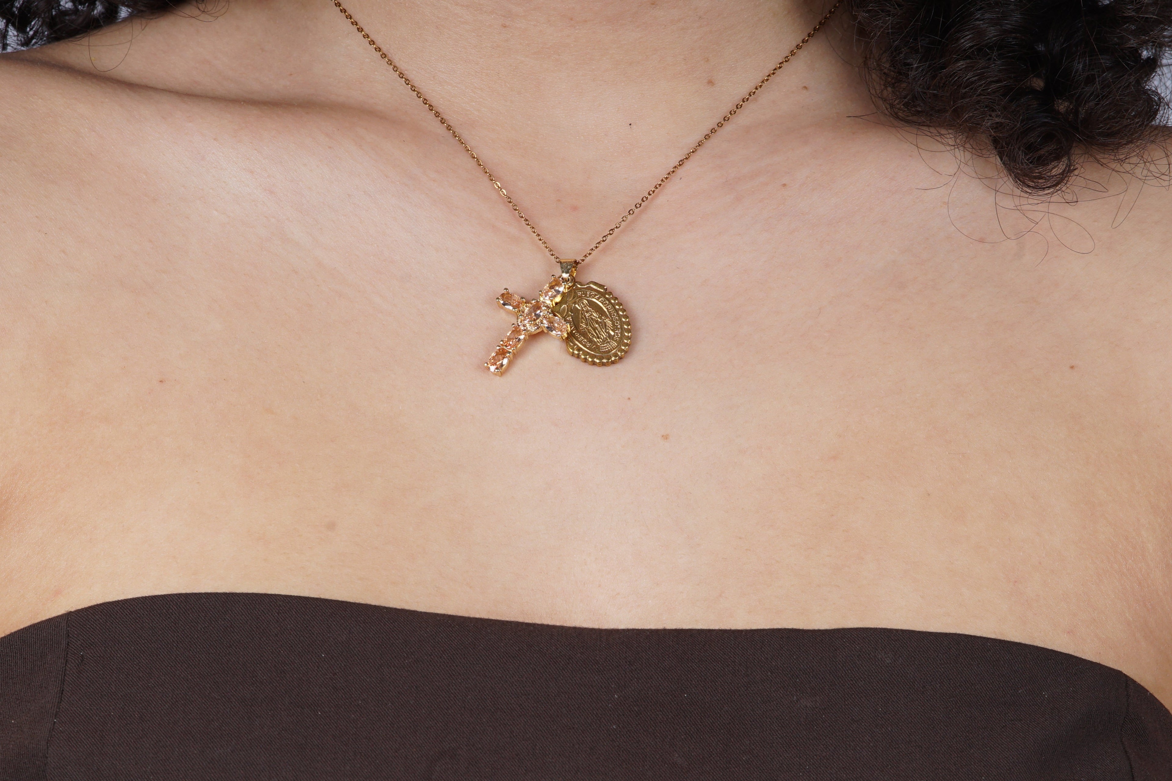 Gouden kruisketting met een Virgin Maria bedel