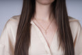 Subtiele gouden ketting met roze kristallen