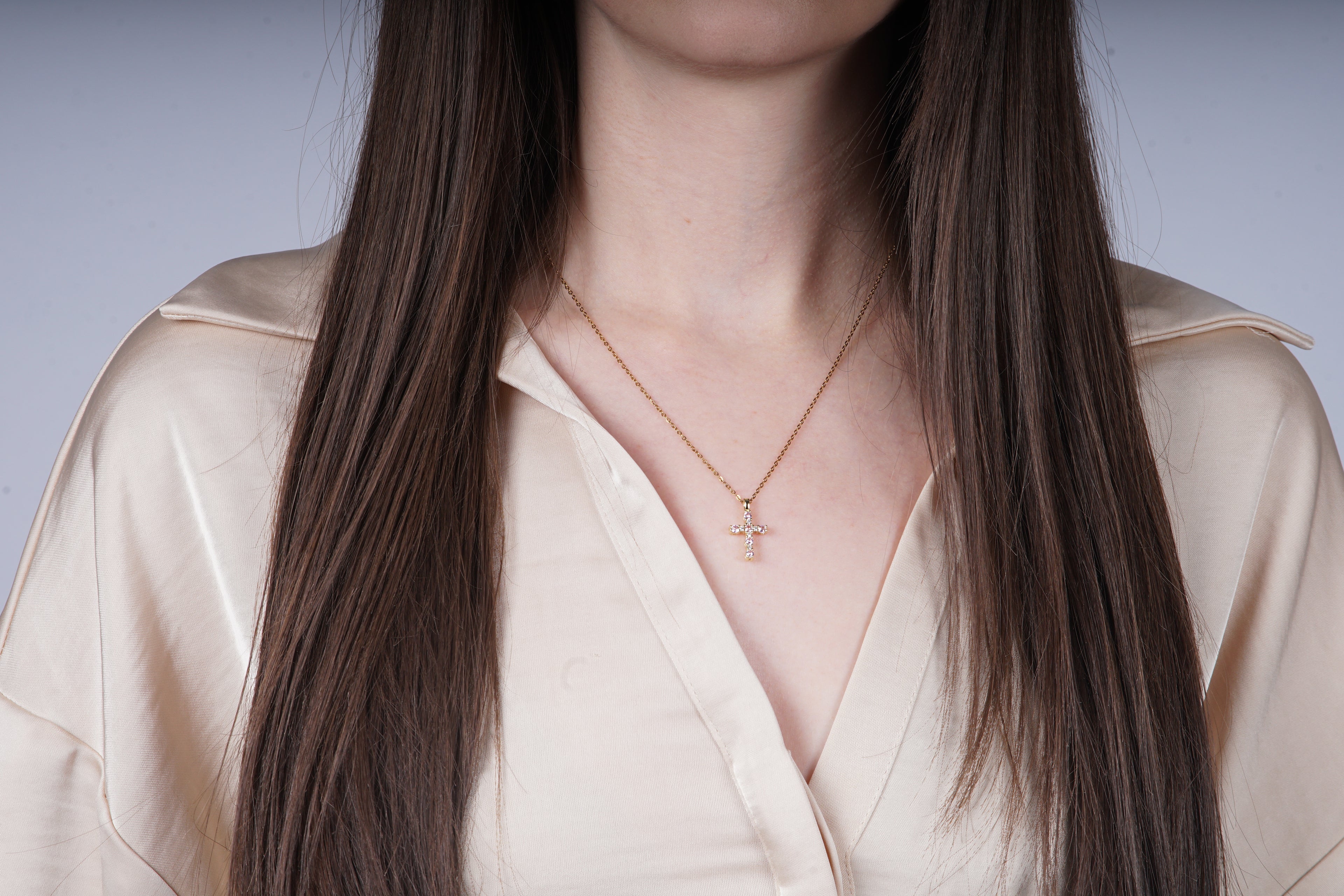 Subtiele gouden ketting met roze kristallen