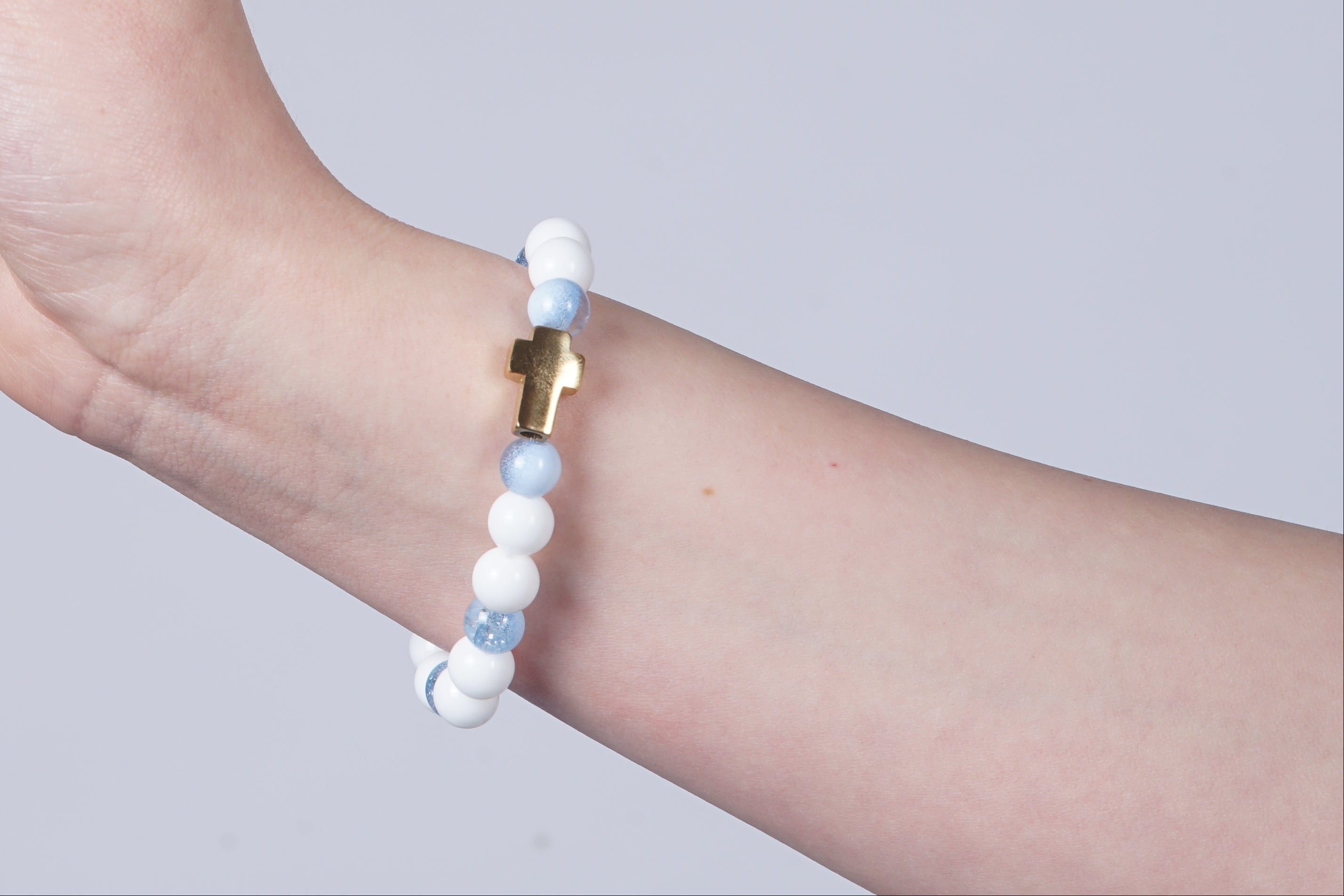 Blauw witte armband met een kruizen bedel