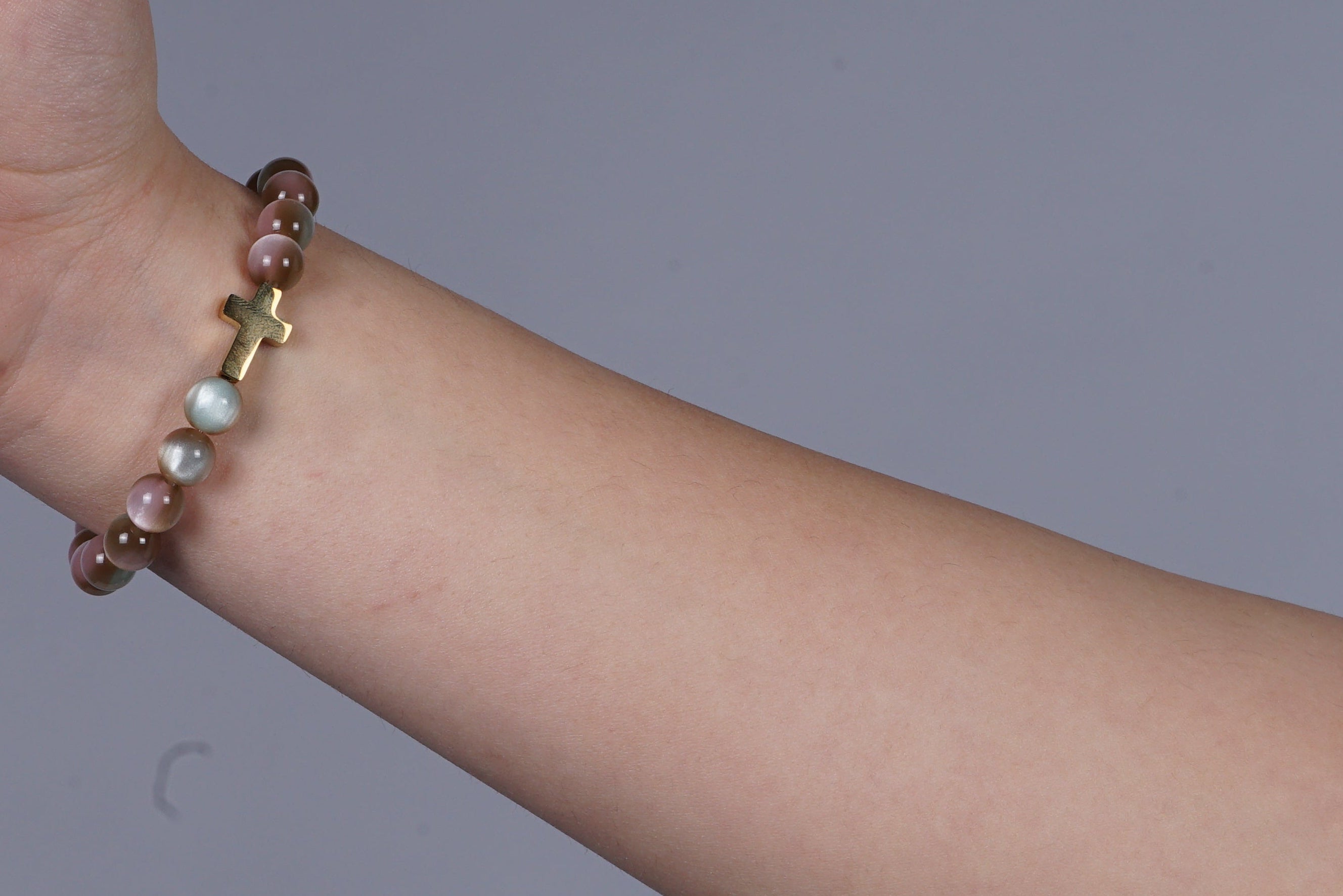 Meerkleurige armband met een kruizen bedel