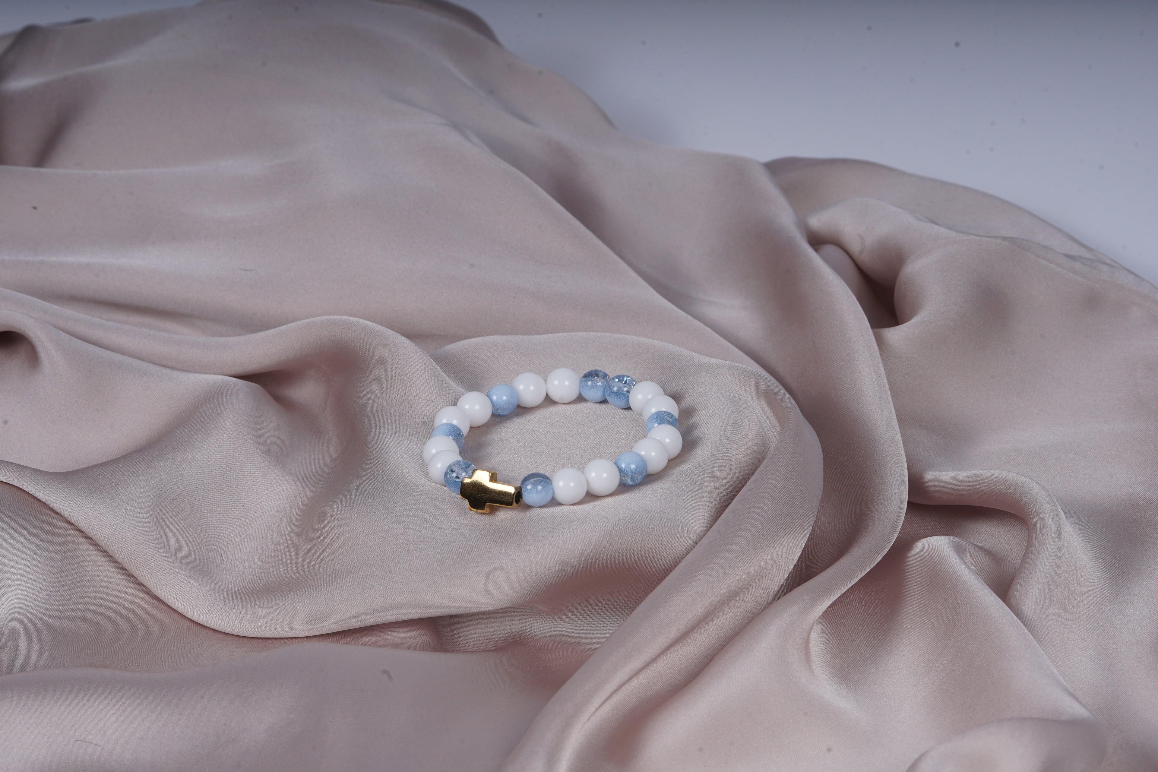 Blauw witte armband met een kruizen bedel