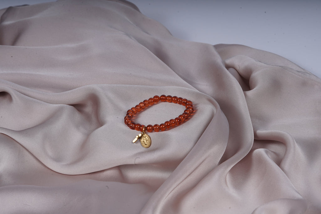Zadelbruine armband met een kruizen bedel en een Virgin Maria bedel