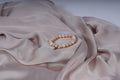 Beige armbanden met twee kruizen bedels