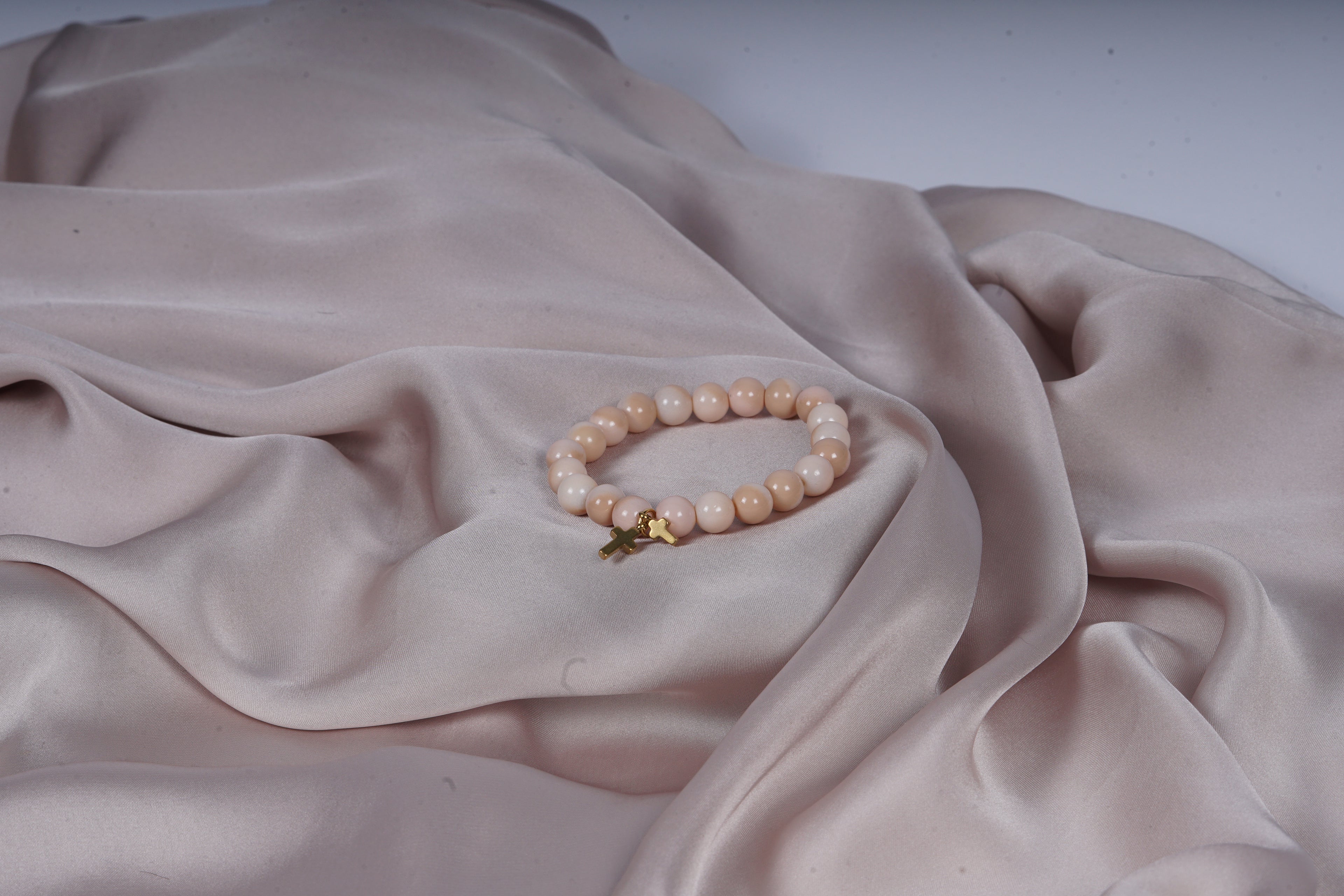 Beige armbanden met twee kruizen bedels