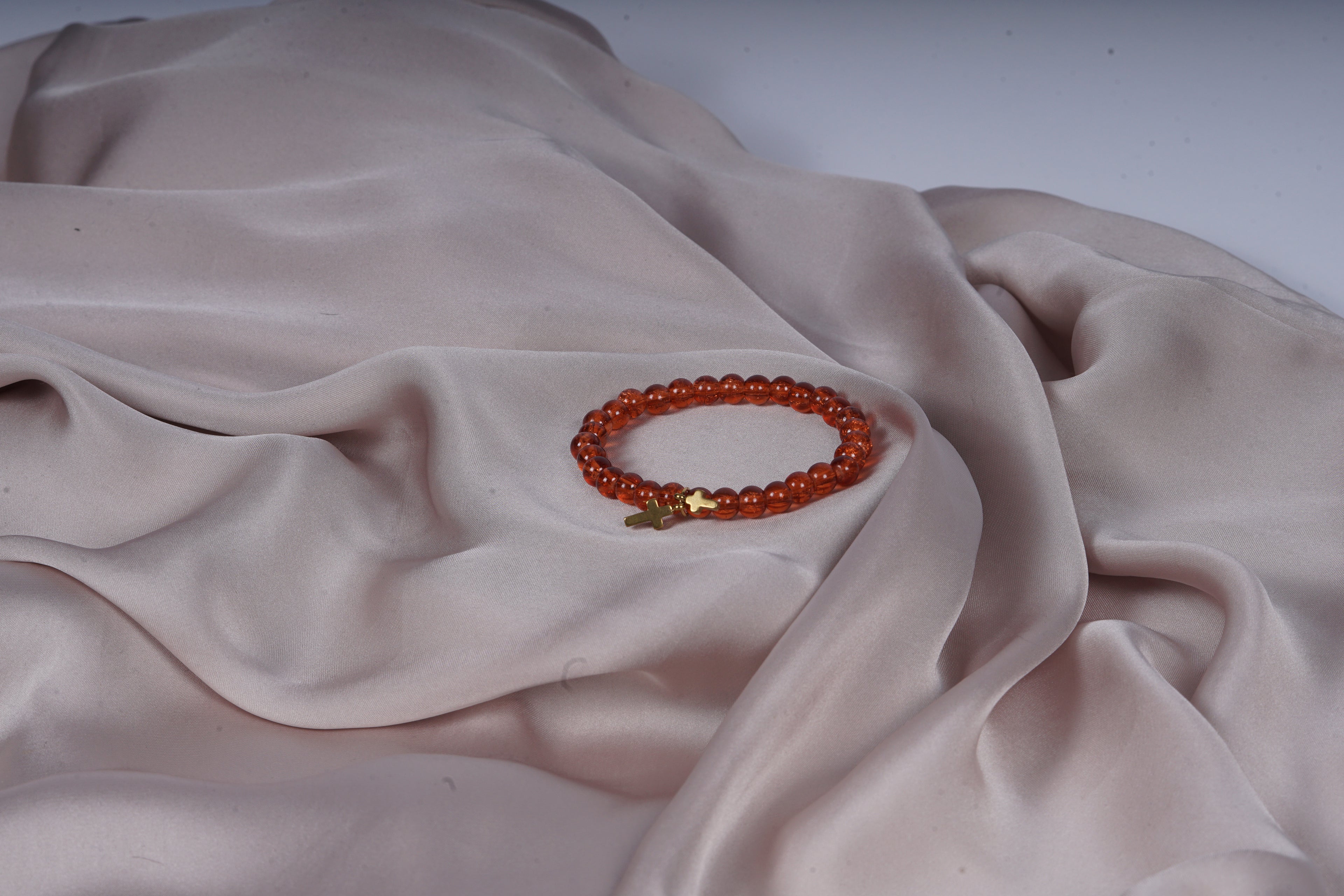 Zadelbruine armband met twee kruizen bedels