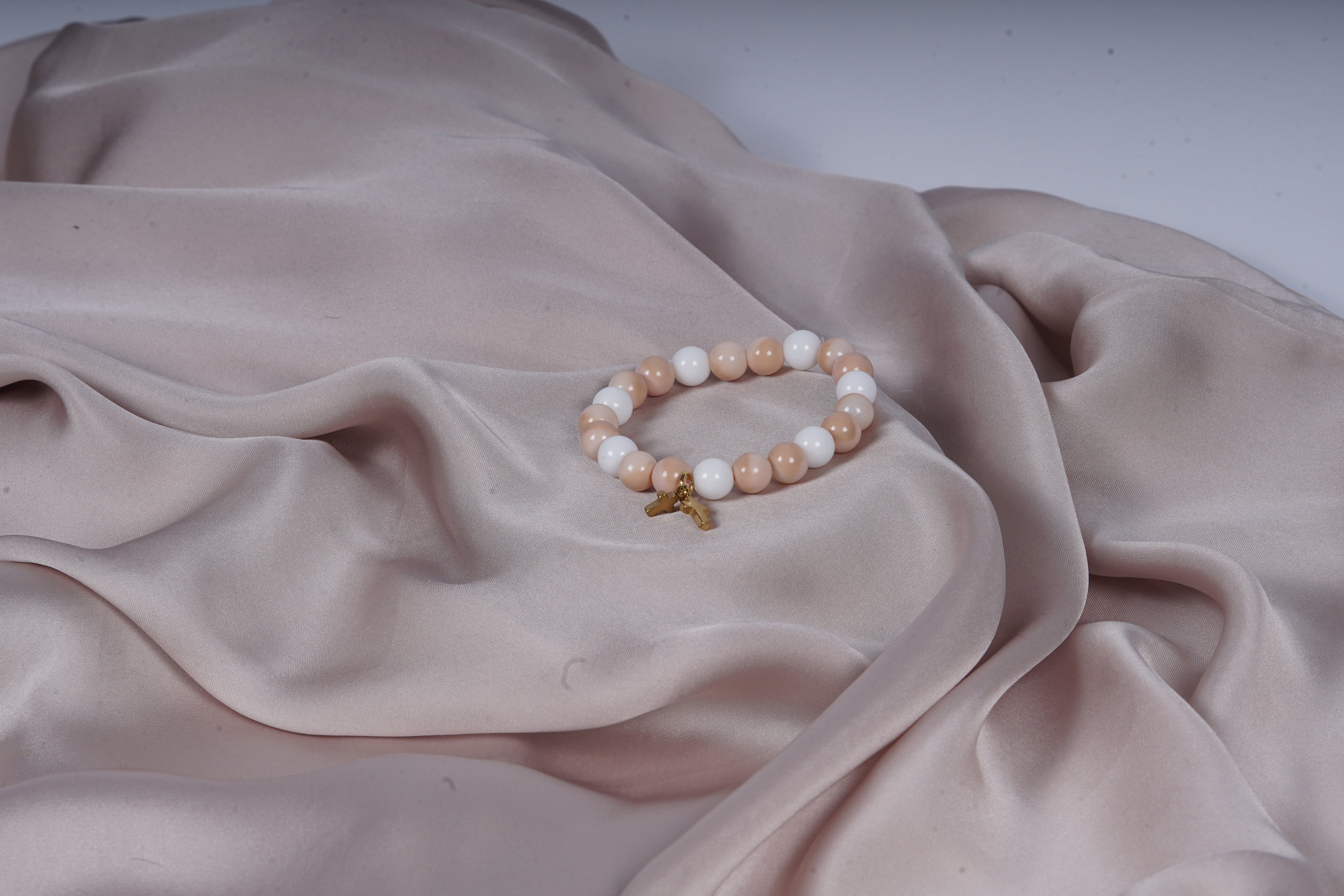 Beige witte armband met twee kruizen bedels
