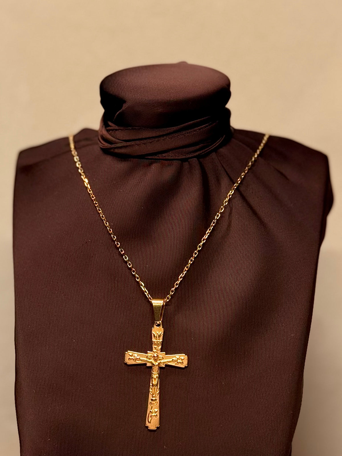 PASSIO — Gouden Ketting met Bewerkt Crucifix