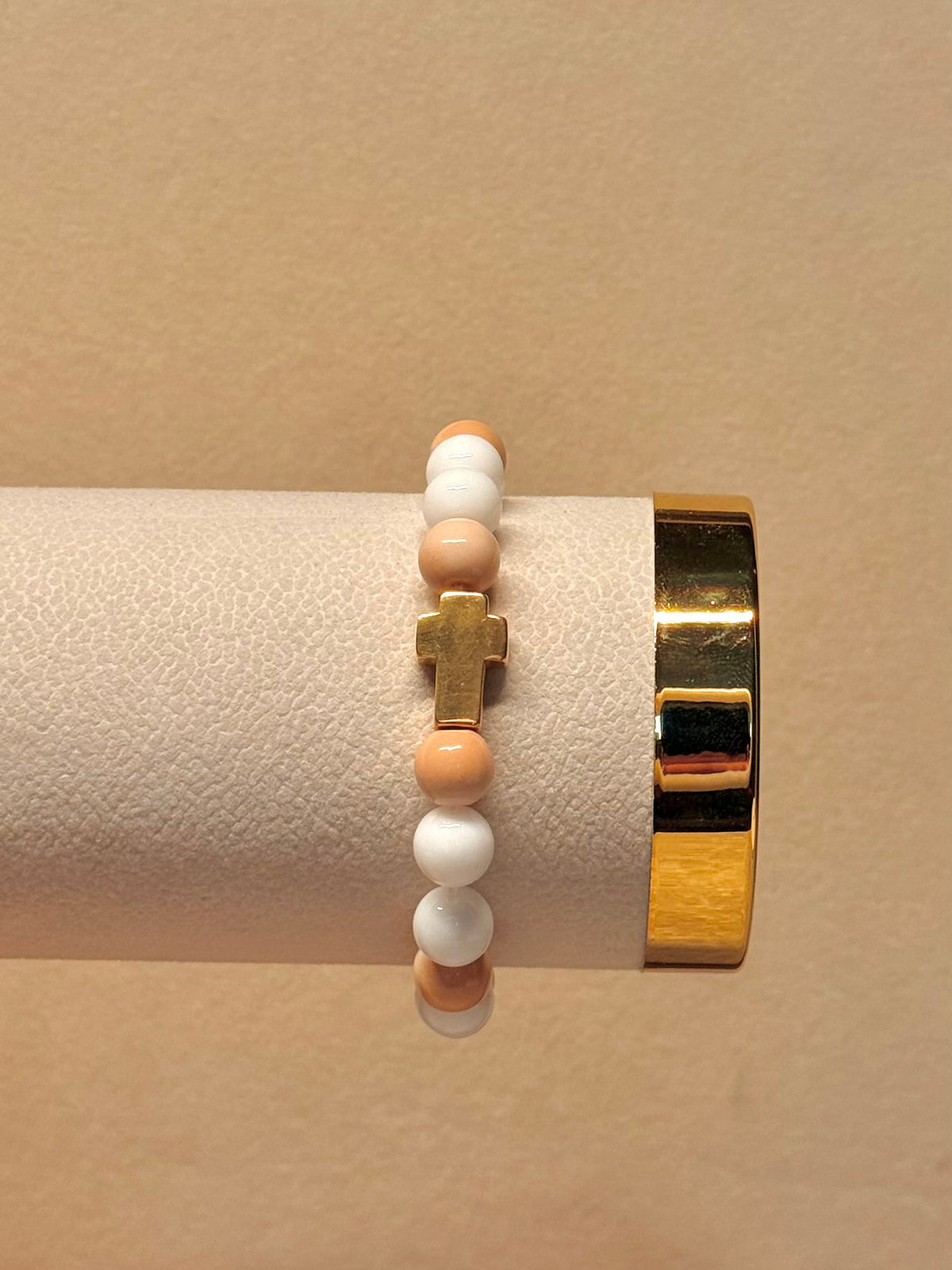 AURORA — Kralenarmband Perzik & Wit met Kruis