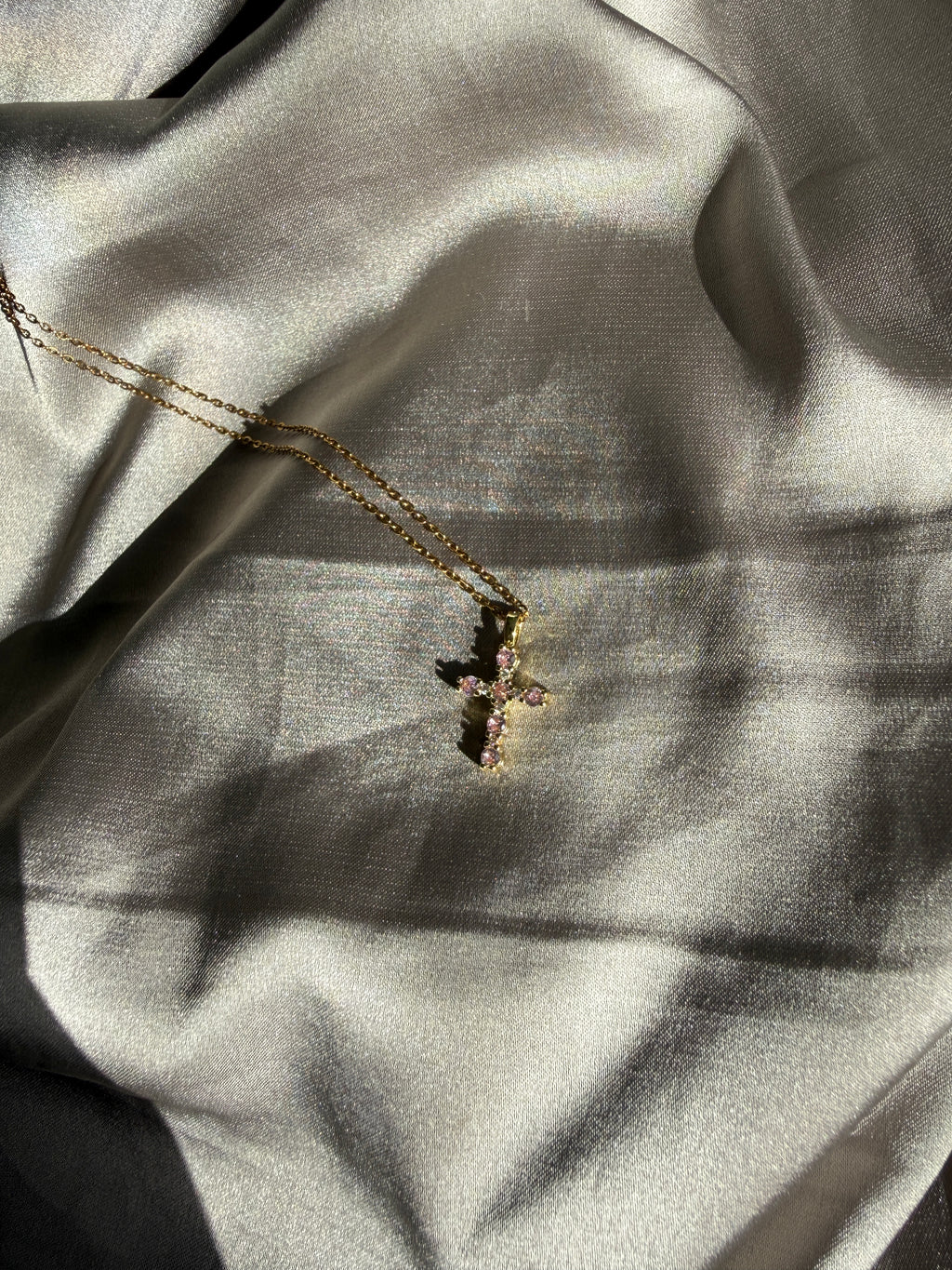 Subtiele gouden ketting met roze kristallen