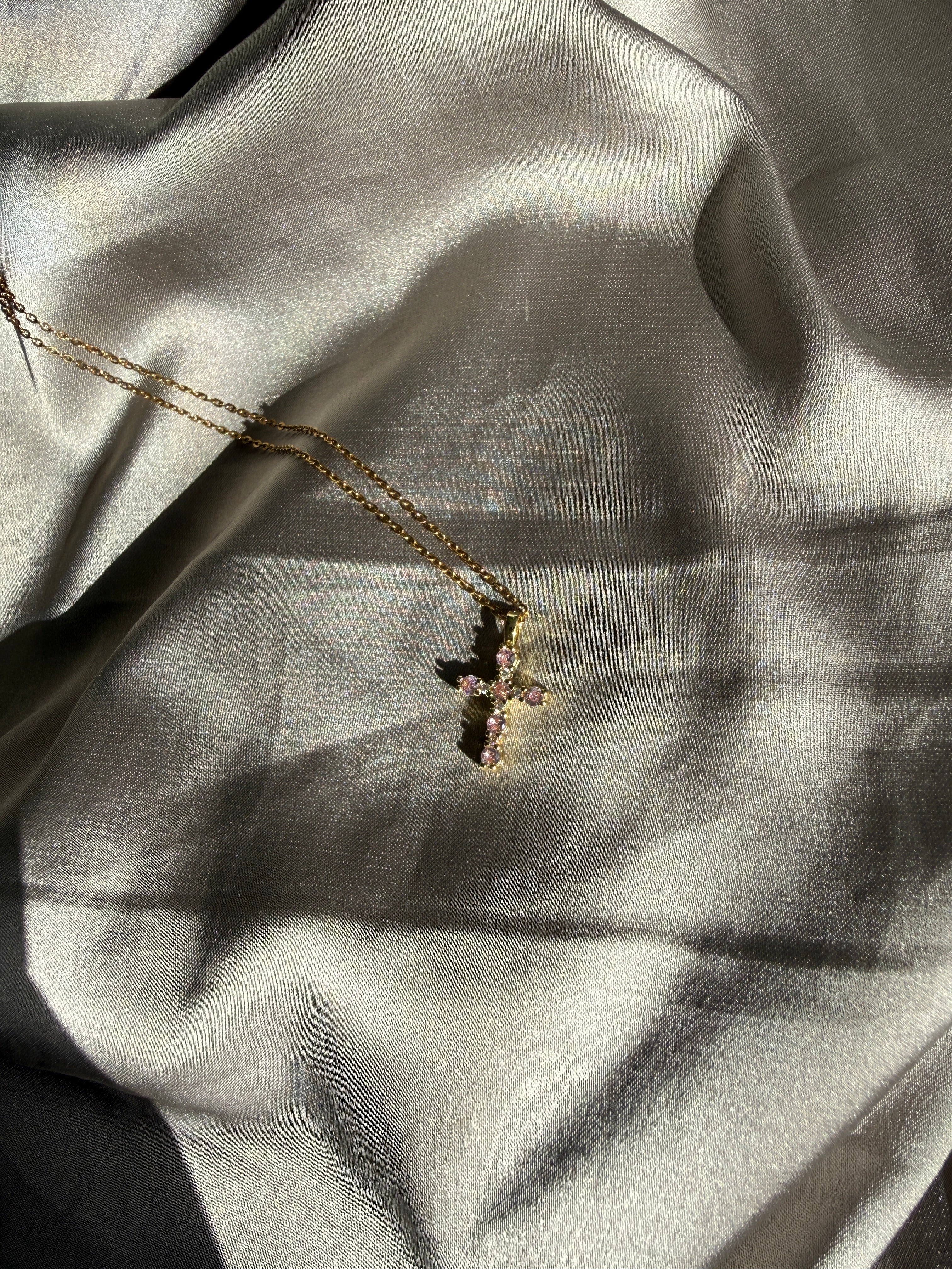 Subtiele gouden ketting met roze kristallen