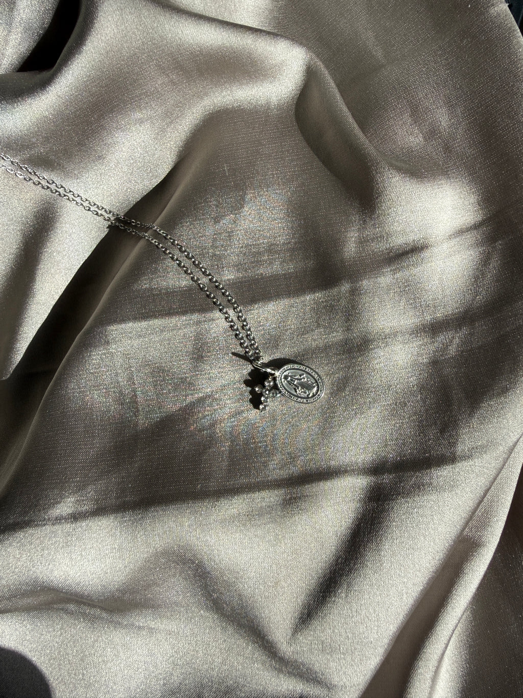 Zilveren kruis ketting met een Vigin Maria bedel