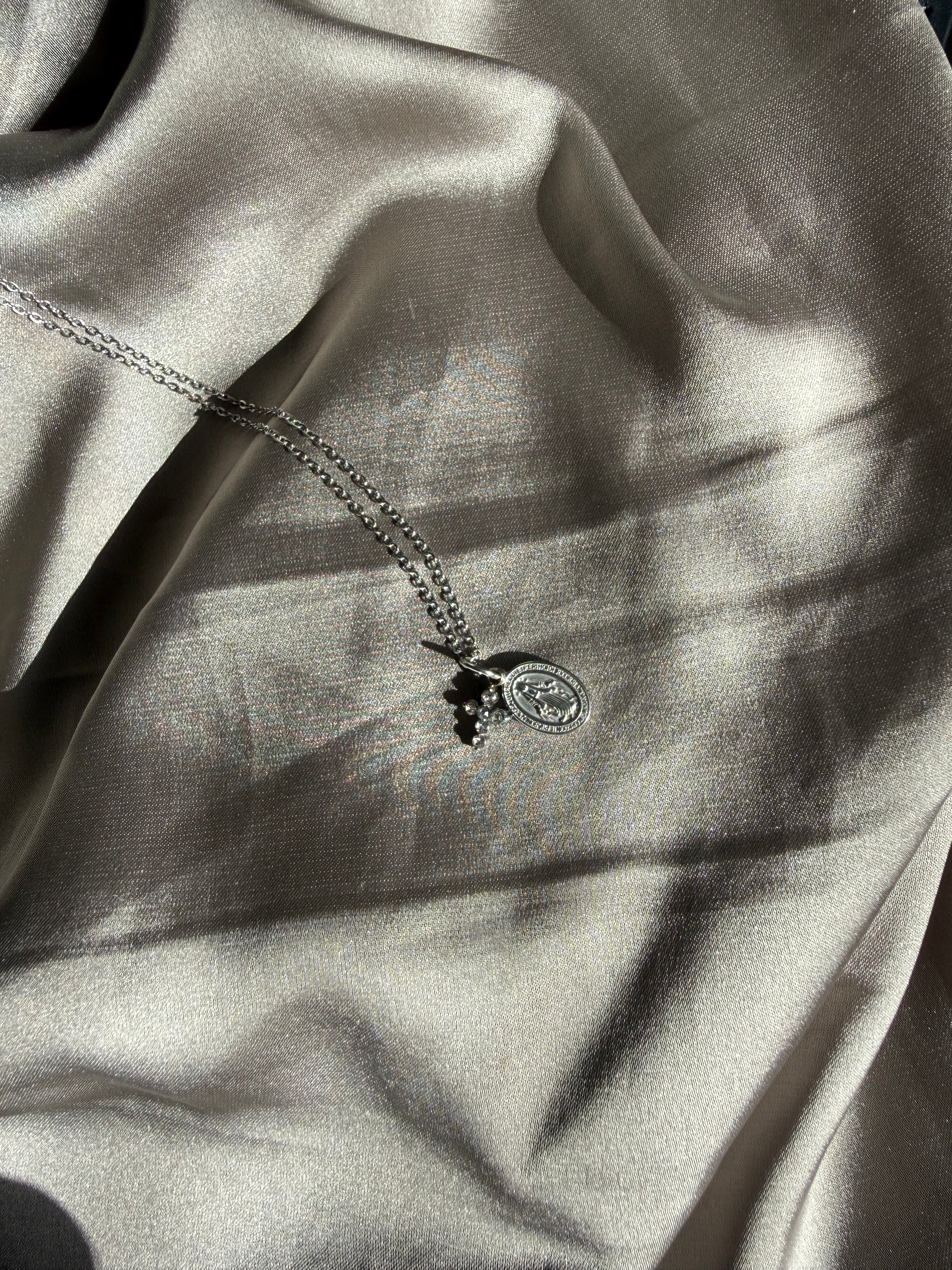 Zilveren kruis ketting met een Vigin Maria bedel