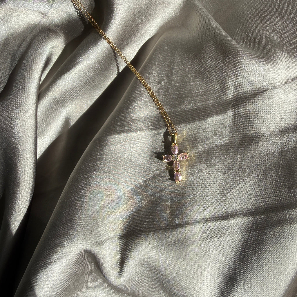 Gouden kruisketting met roze kristallen