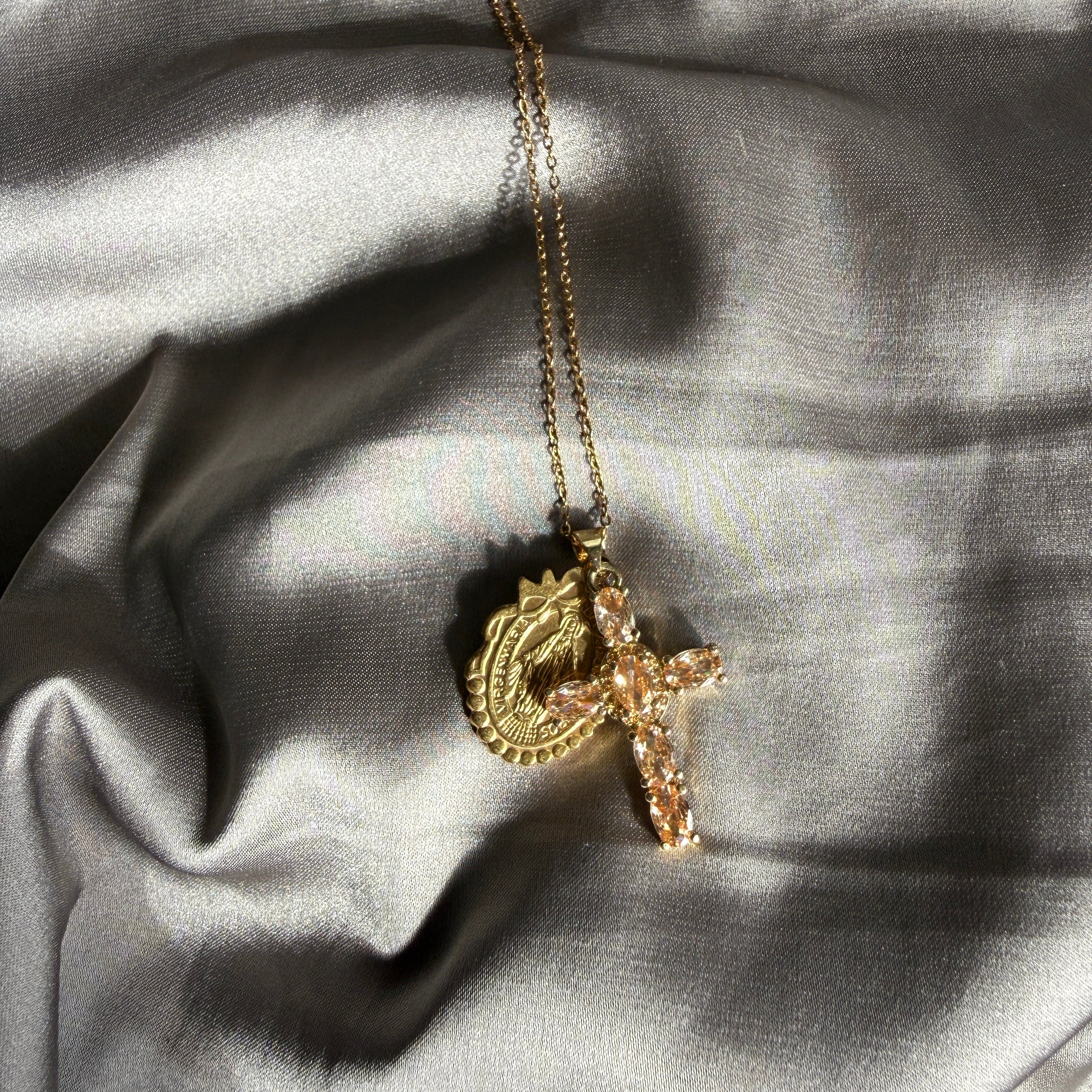 Gouden kruisketting met een Virgin Maria bedel