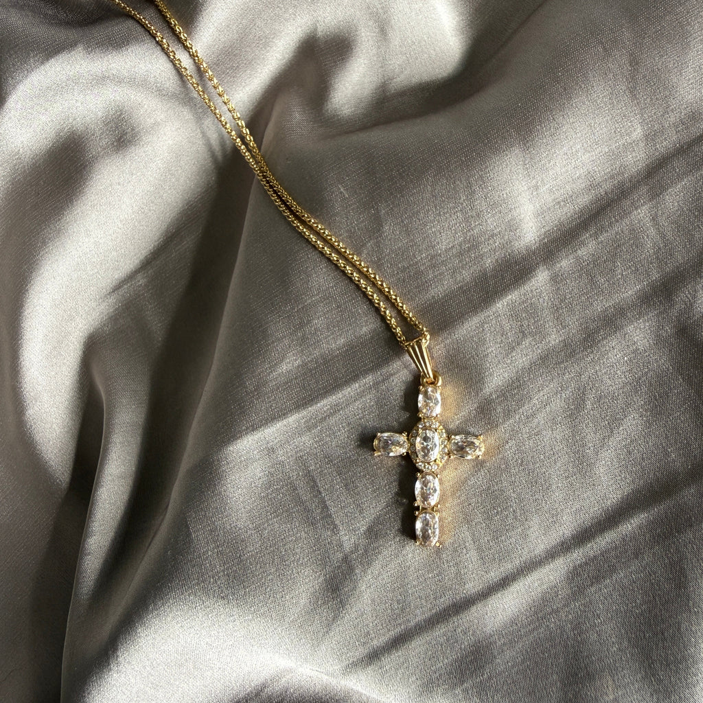 Gouden ketting met een kristallen kruis