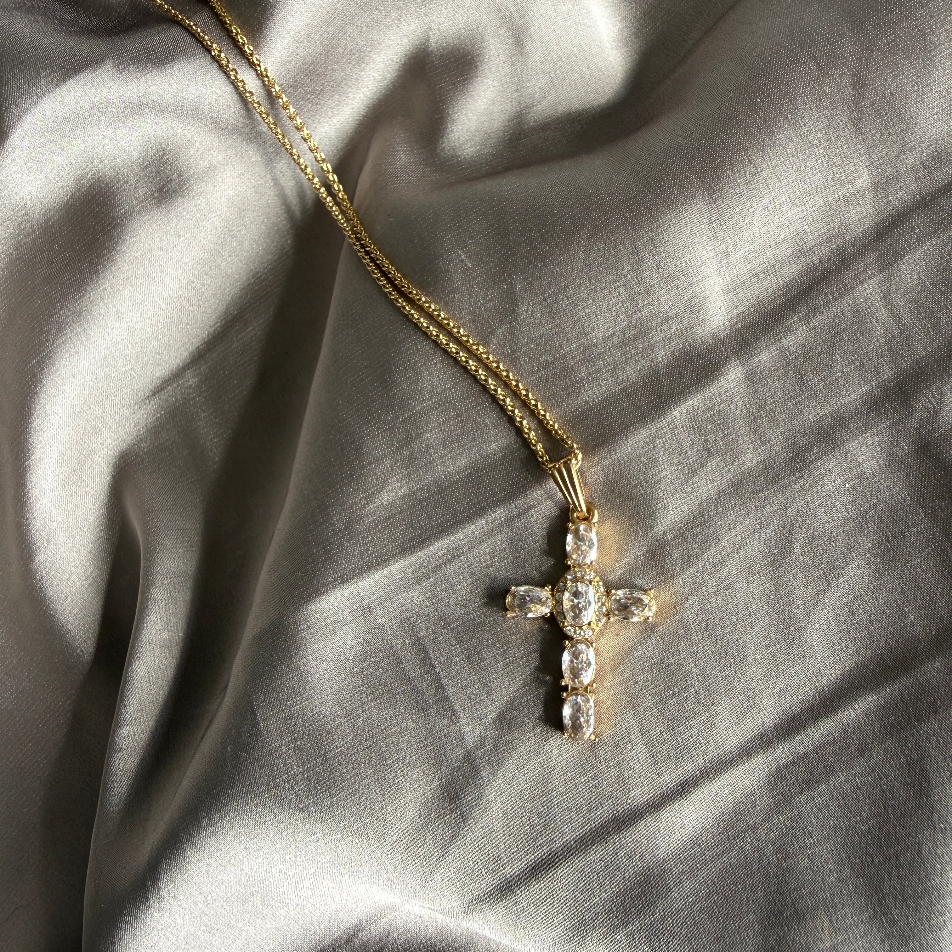 Gouden ketting met een kristallen kruis